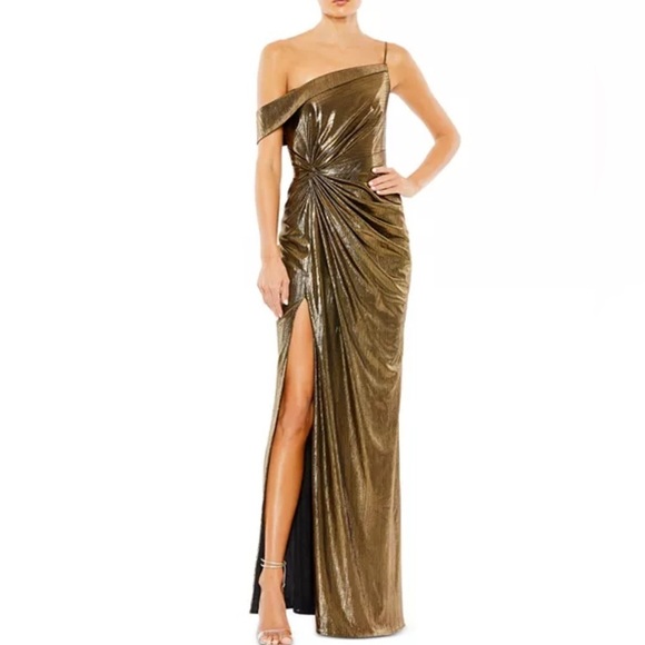 Mac Duggal Dresses & Skirts - Mac Duggal
Metallic Off The Shoulder Gown size 6 NWT